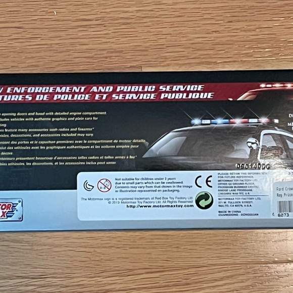 Die-Cast 2010 Ford Crown Victoria Police Interceptor - RCMP - Picture 3 of 4